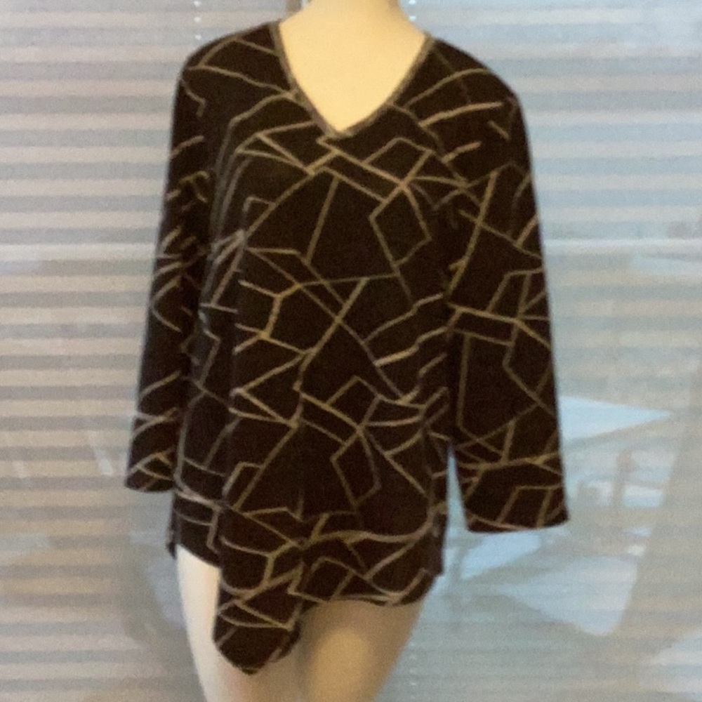 GG Collection Geometric Charcoal Gray V-Neck Tunic, handkerchief hem |2X|